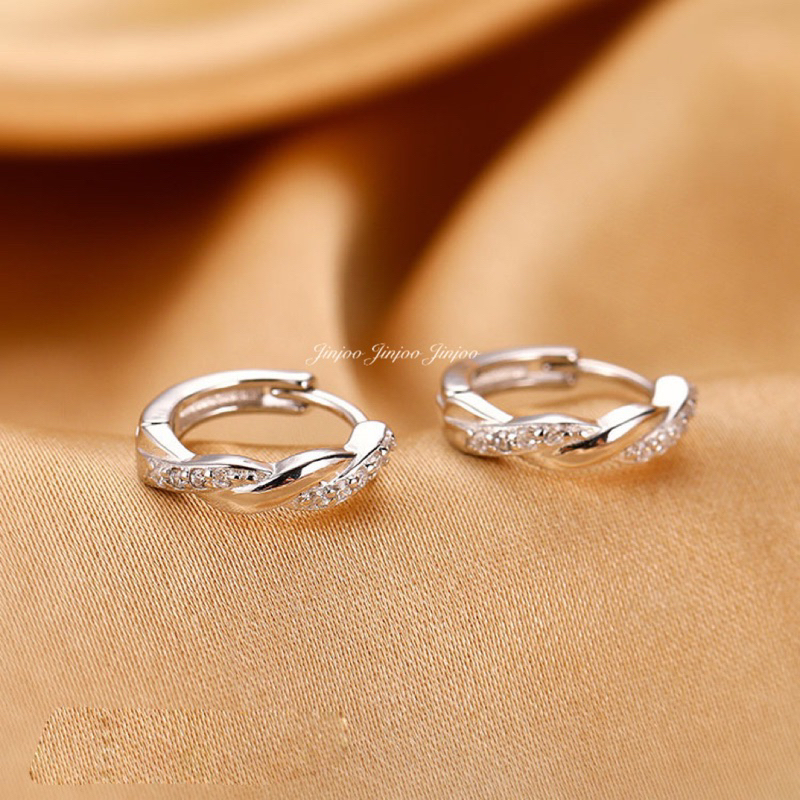 Jinjoo (ราคาต่อคู่) ต่างหูห่วงเกลียวพลอยสลับ ต่างหูเงิน 925 หรูหรา Simple luxury รหัส H105