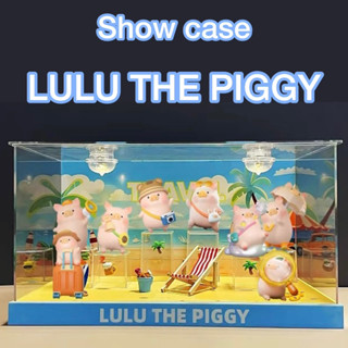 ตู้โชว์ LULU THE PIGGY 🐷🏖️กล่องอคิลิค พร้อมอุปกรณ์ประกอบฉาก