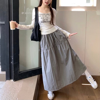 พร้อมส่ง กระโปรงทรงยาวสีเทา ทรงเอวสูง ดีเทลมีแต่งเชือกรูดช่วงสะโพก มีซิปด้านข้าง มีกระเป๋าเอว ผ้าร่ม งานป้ายMiss sumey