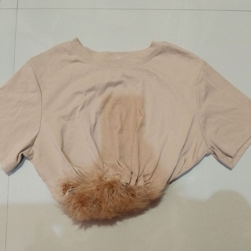 เสื้อยืด คอกลม คอตตอน สีกากี ครอป แต่งขนนกที่เอว it's me basic