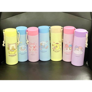 ขวดน้ำ 450 มล เก็บร้อนเย็น คละลาย ลายลิขสิทธิ์ sanrio ถูกต้อง ด้านในเป็นแก้ว  ด้านนอก หุ้มด้วยพลาสติก