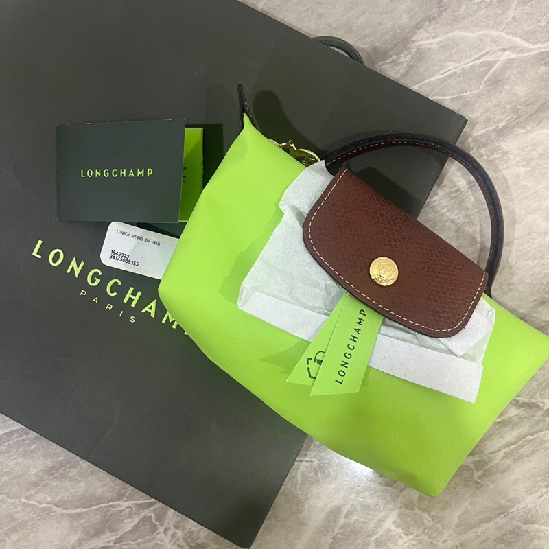 Used like new : Longchamp สีเขียว ของแท้ อุปกรณ์ตามภาพ 3400฿