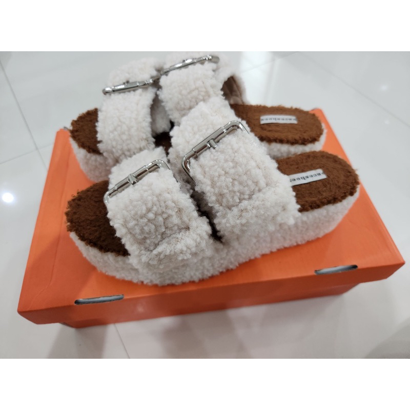 รองเท้าขนฟูฟู ยี่ห้อ Paceshoes สั่ง custom made สีครีมน้ำตาล ส้นสูง 2 นิ้ว ไซส์ 36