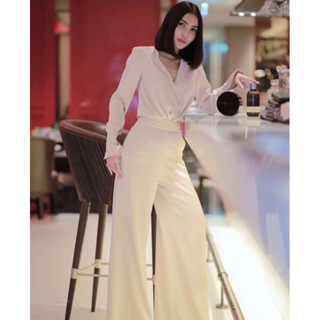 เซ็ตเสื้อแขนยาวคอวีสีครีม ตัวผ้าเนื้อดีใส่สบายมากๆ ใส่คู่กับกางเกงขายาวเอวสูงสีเดียวกัน