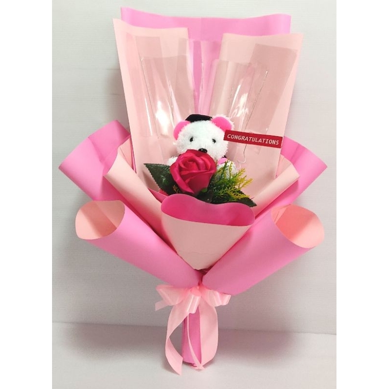ช่อธนบัตรรับปริญญา พร้อมตุ๊กตาหมีตกแต่งดอกไม้ ซองใส่ธนบัตร 5 ใบ (โทนชมพู)