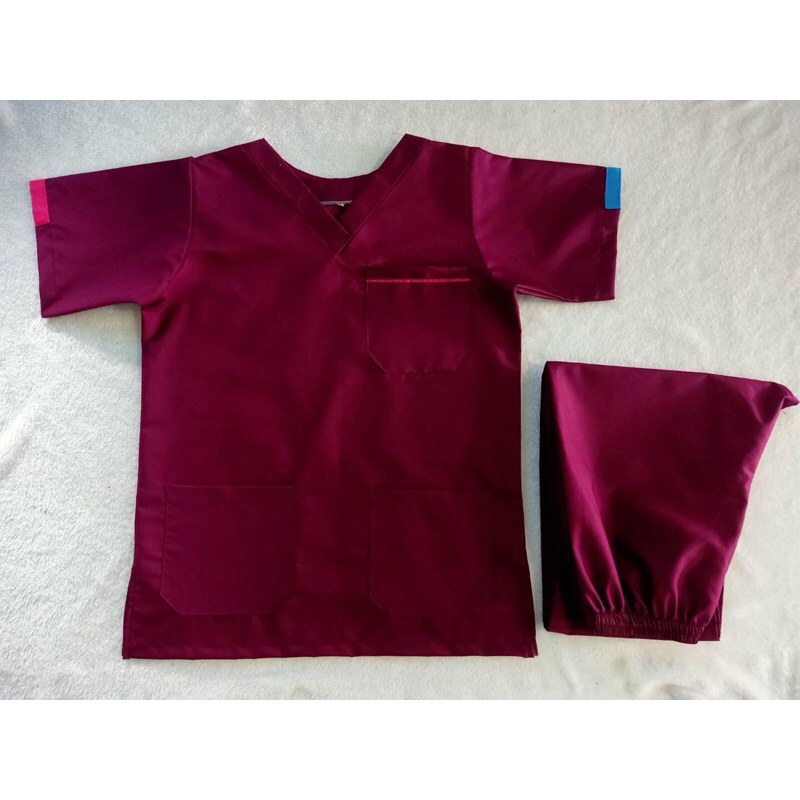 ชุดสครับ ( เสื้อ และ กางเกง ) สีแดงเลือดหมู คอวี ขลิบแขนและกระเป๋าบน ( สีบานเย็น - สีฟ้าทะเล ) ผ้าคอตตอน ทรงตรง