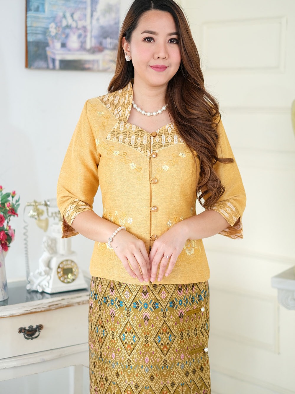 ส่งฟรี มีหลายสี เสื้อลายไทยผู้ใหญ่หญิง เสื้อคุณแม่แต่งลายไทย เสื้อผ้าไหมไทยแต่งลายไทยคอห้าเหลี่ยม ใส่ออกงานสวยๆได้ค่ะ