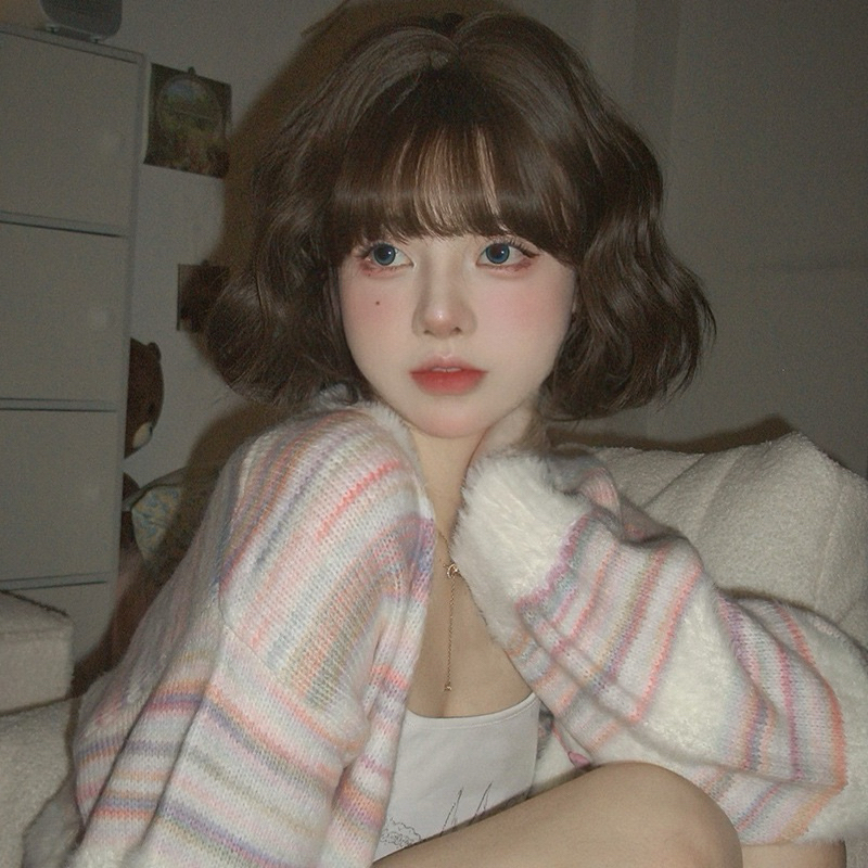 วิกผม รุ่น RENE’ หนังหัวแสกข้างหวาน สีน้ำตาลกาแฟอมเทา รุ่นนี้มีสีเดียวค่ะ
