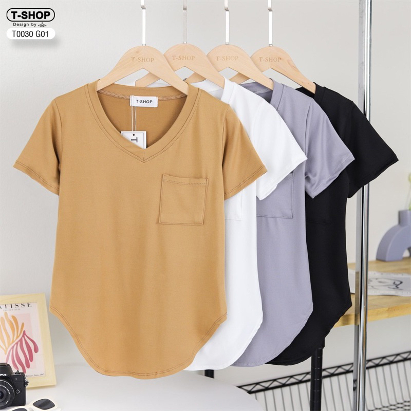 เสื้อคอตตอนนิ่ม ชายโค้งคอวีติดกระเป๋า สีพื้นใส่สบาย