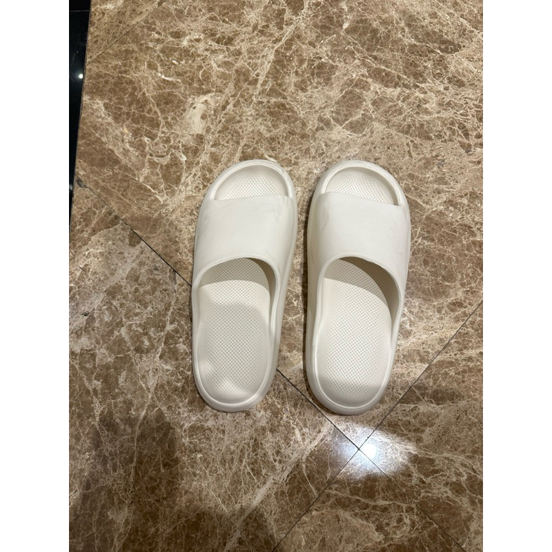 รองเท้าแตะแบบสวม posee