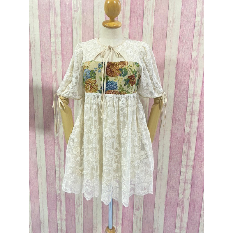 เดรสวินเทจลูกไม้สีครีม ทรงหลวม ป้ายJidapa มือ2  ป้ายกลับหัว