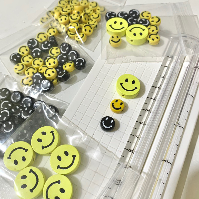 ลูกปัดหน้ายิ้ม smiley ยิ้มใหญ่ ยิ้มเหลือง ยิ้มดำ 10/15 มิล (ราคาต่อถุง) **ขั้นต่ำออเดอร์ / 30.-