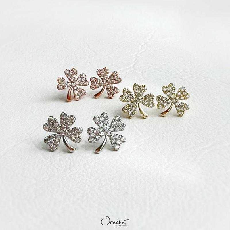 Glitter clover earrings. (ต่างหูแบบติดหู งานชุบทองคำขาว เพชร CZ)