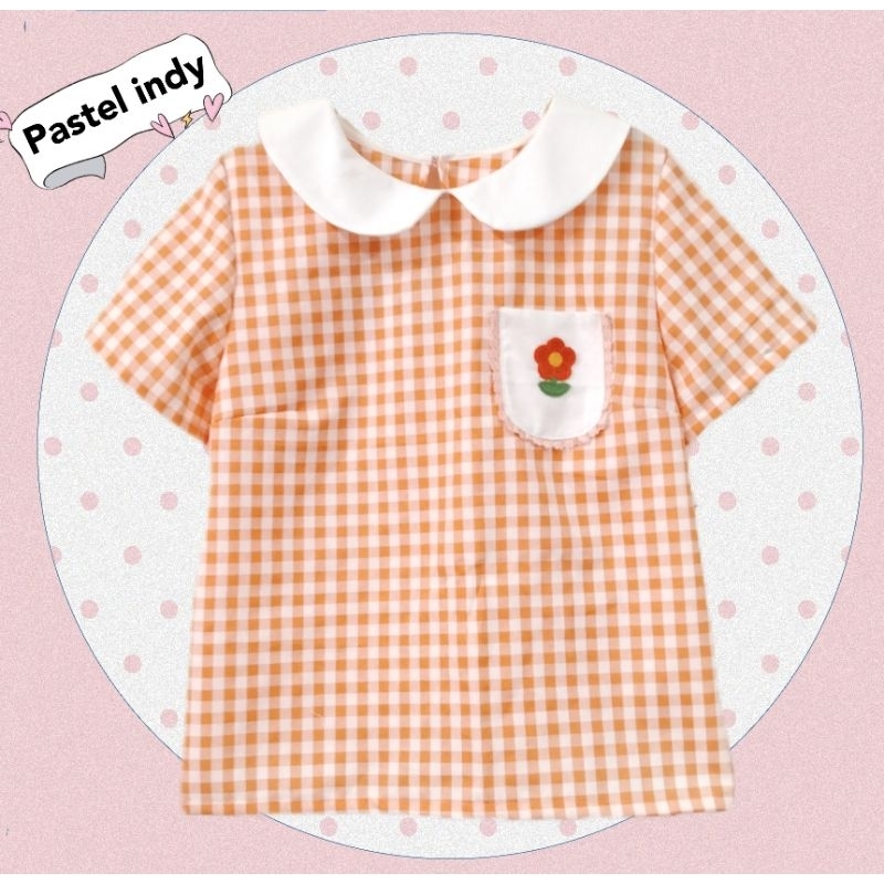 (จัดส่งใน1-2วัน)เสื้อแขนสั้นคอบัว แต่งกระเป๋าดอกไม้(งานตัด)