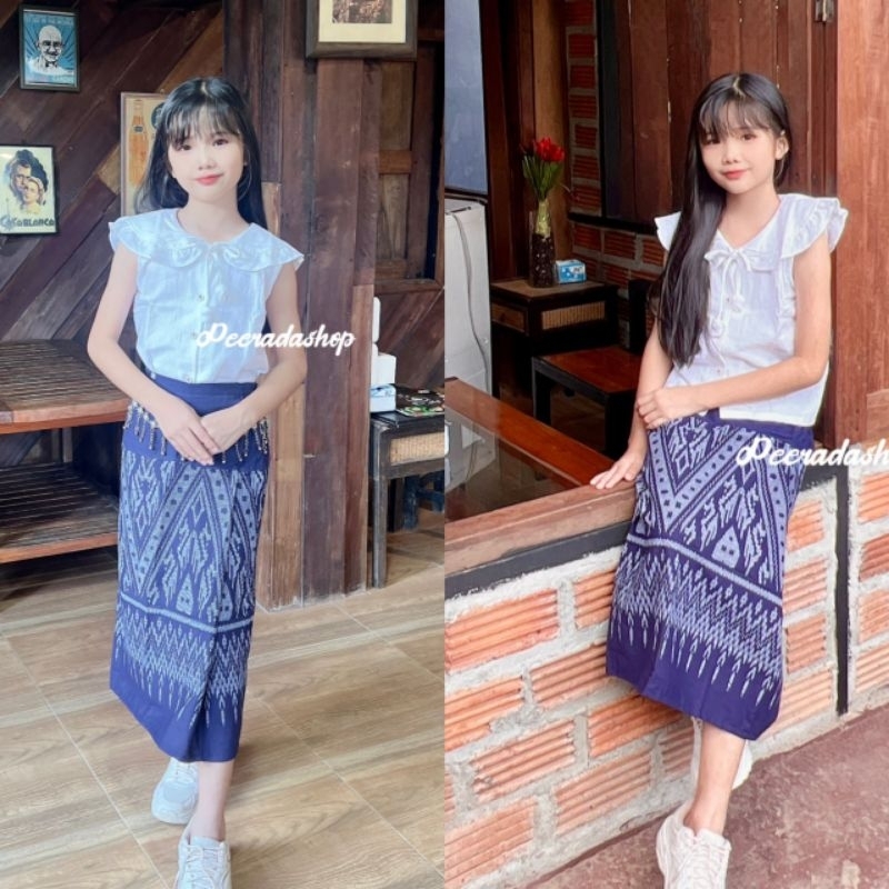 ชุดเซ็ตเสื้อผ้าฝ้ายคอบัวสีขาวของเด็กผู้หญิงใส่คู่กับผ้าถุงเอวยืด