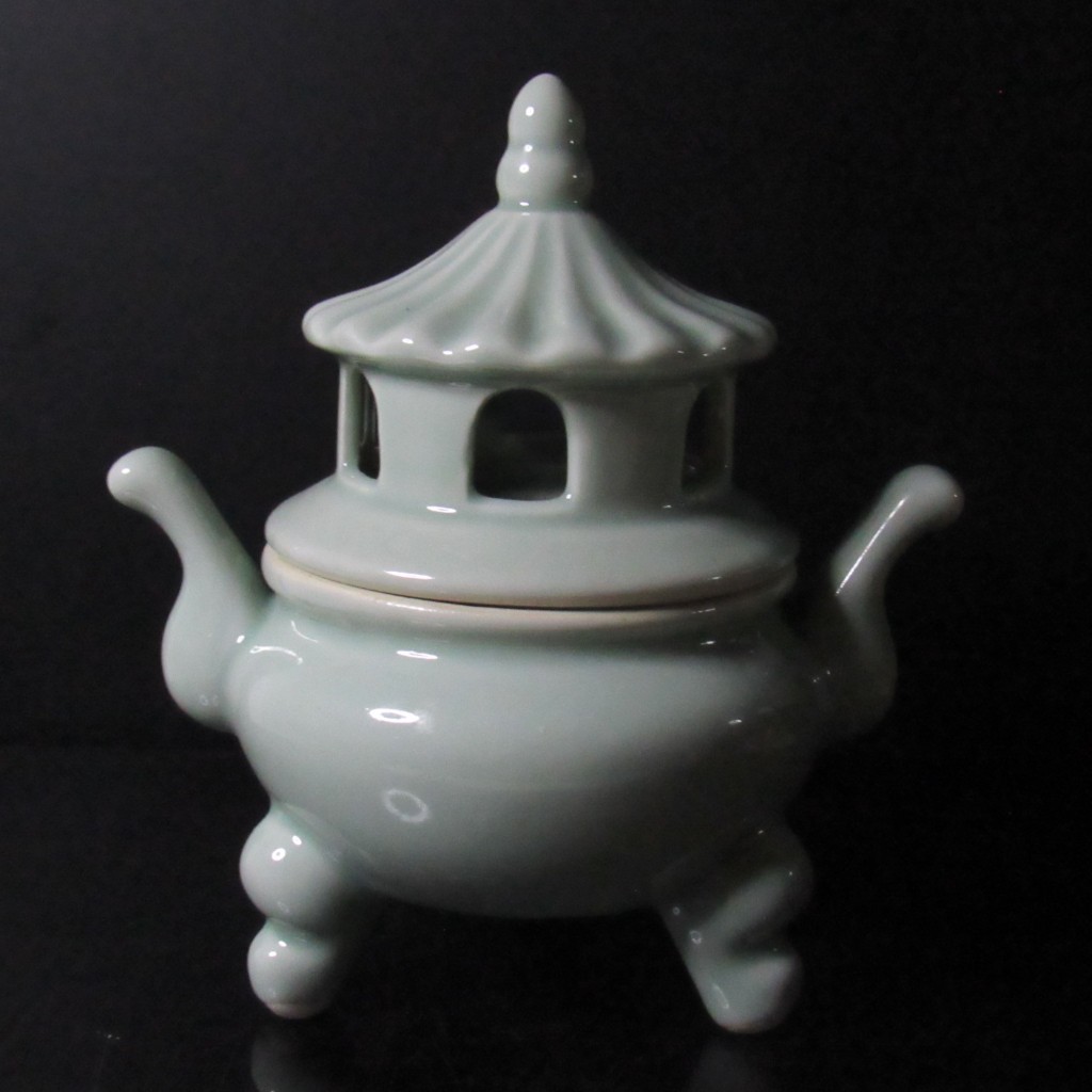 Japanese incense burner, Cottage roof shape top quality Japanese celadon, , Sushan model, soft color of celadon