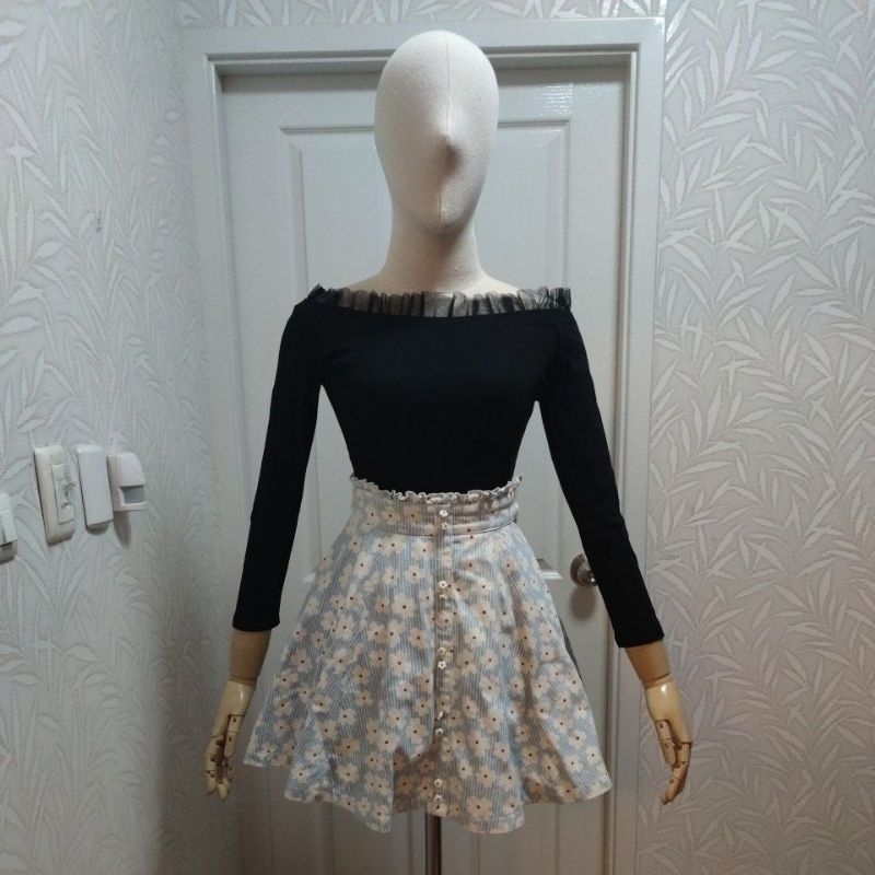 กระโปรงลายดอกเดซี่ สีฟ้าพลาสเทลน่ารัก Lizlisa brand มินิมอลมาก กระดุมดอกไม้ 3D แถมเสื้อฟรีไปเลยค่ะ