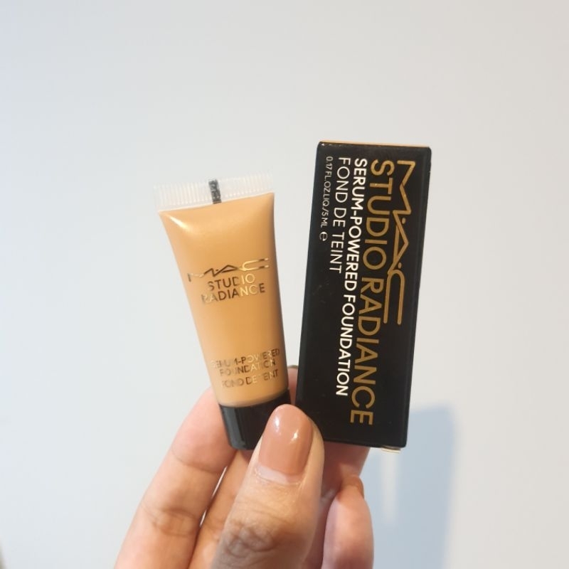 ไซด์จิ๋ว MAC Studio Radiance Serum-Powered Foundation mini รองพื้นเนื้อเซรั่ม ที่อุดมไปด้วยส่วนผสมจากสกินแคร์ 33 ชนิด