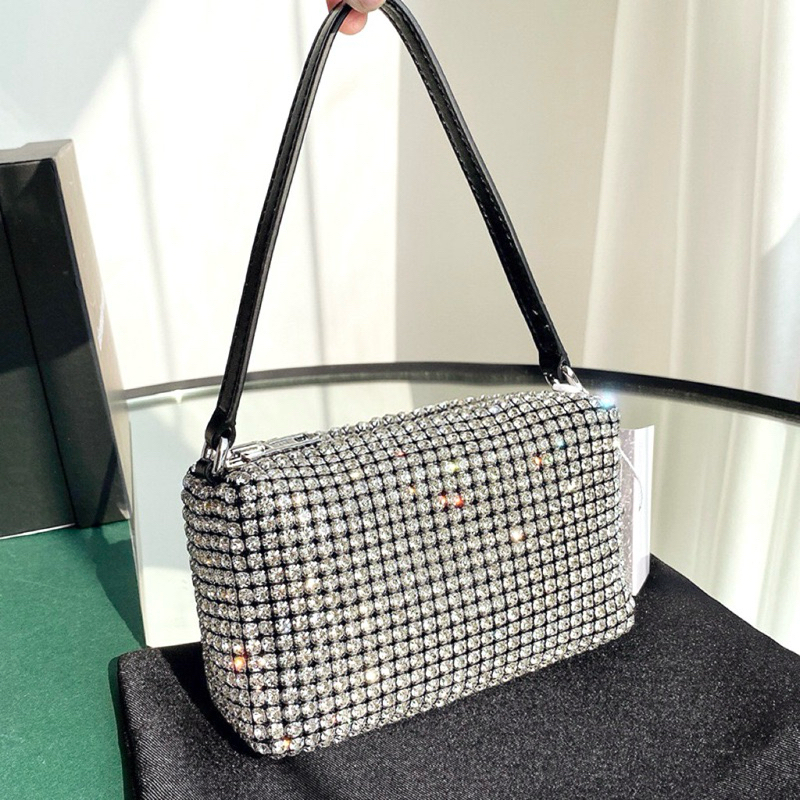 (พร้อมส่ง ) กระเป๋าเพชร คล้องไหล่ มีสายยาวให้ ถือออกงาน เพชรสวย