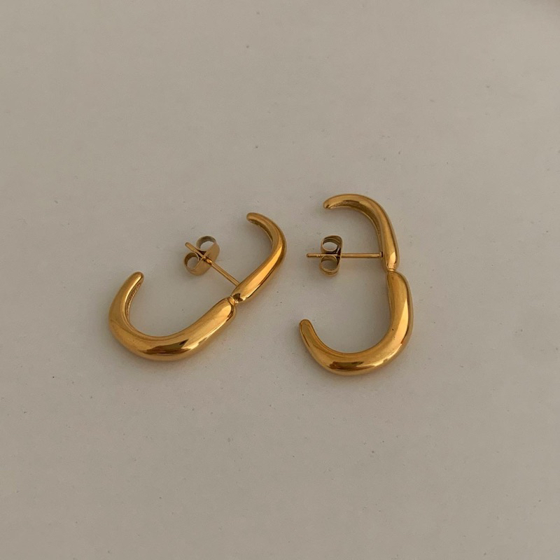 HER OBJECTIVE_HER MAGGY HANG HOOPS EARRINGS