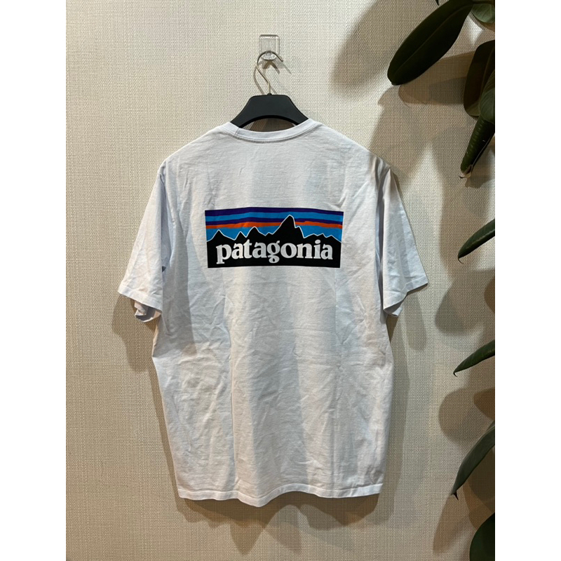 เสื้อยืด patagonia สีขาว ลาย P-6  มือ1 ของแท้ นำเข้า จากอเมริกา ป้ายแท็กครบ