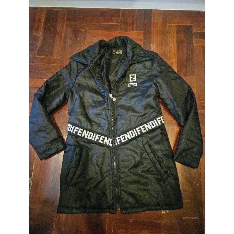 เสื้อหนาว FENDI  คลุมสะโพกใส่ได้ 5-10 องศาสบายๆเลยค่ะ