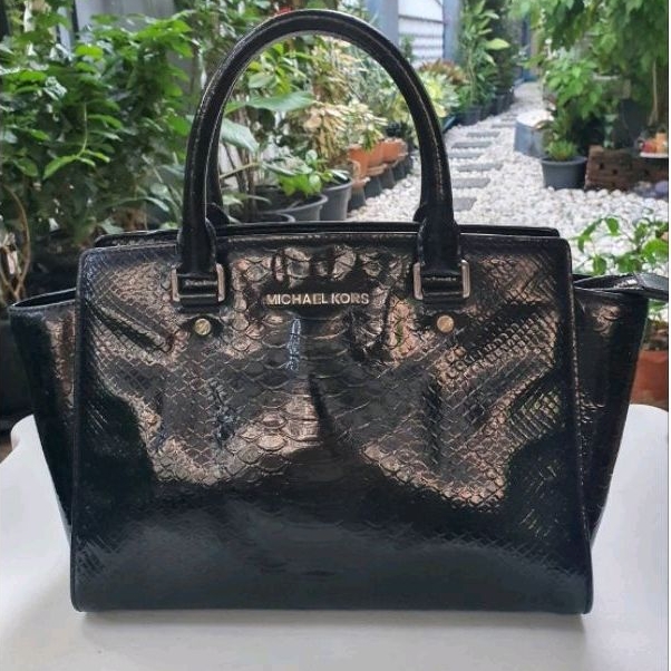 กระเป๋าแบรนด์ MK แท้💯 รุ่น Selma Black Saffiano Leather สภาพสวย ใช้ถือ เพราะหาสายยาวไม่เจอ ขนาด 11 นิ้ว ขายเท 450 บาทค่ะ