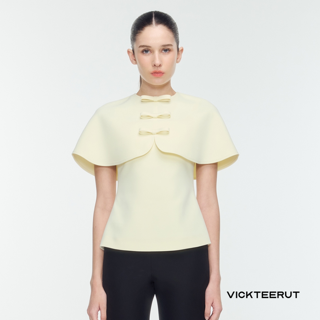 VICKTEERUT  Re-Edition Detachable Cape Blouse with Bow Detail เสื้อตกแต่งโบว์ พร้อมเคปถอดออกได้