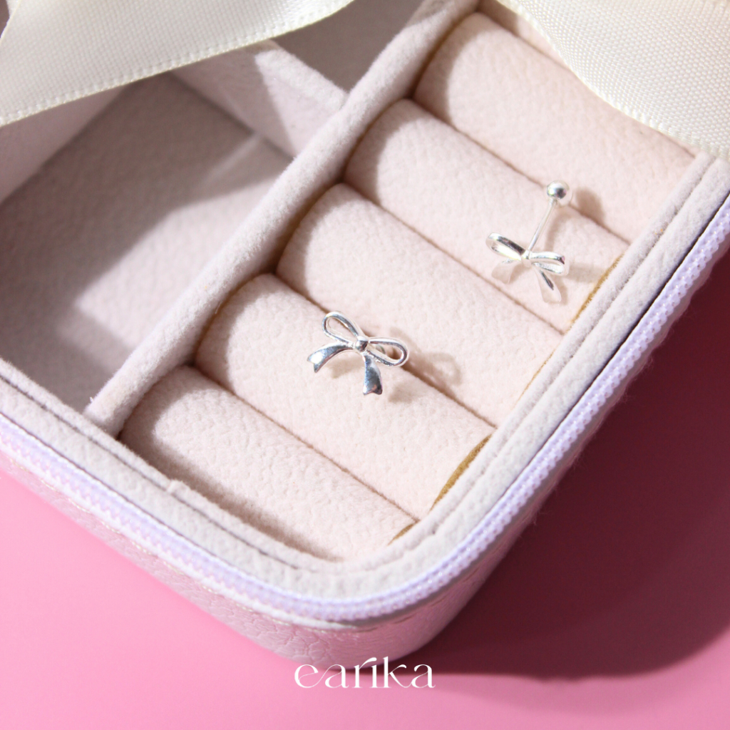 earika.earrings - ribbon crush piercing จิวเม็ดกลมรูปโบว์เรียบเงินแท้ เหมาะสำหรับคนแพ้ง่าย