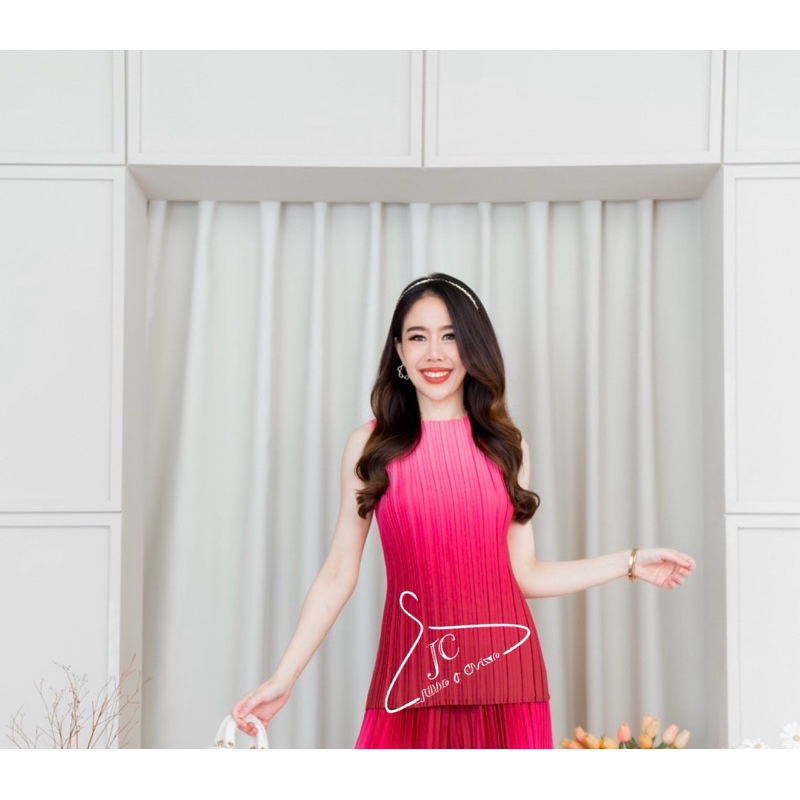 Jubbie & Chrissie : เสื้อพลีทแขนกุด Two-tone Ombre