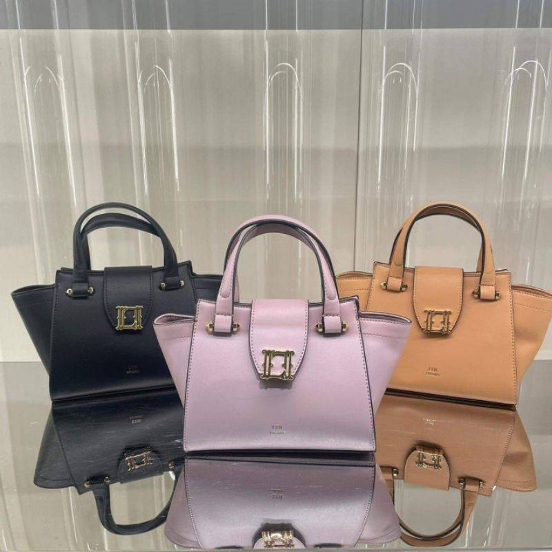 พร้อมส่ง 𝐋𝐘𝐍 LA Viva M​ bag คลอใหม่ กระเป๋า​ LYN​ ทรงถือ-สะ​พา​ยข้าง​ สายหนัง