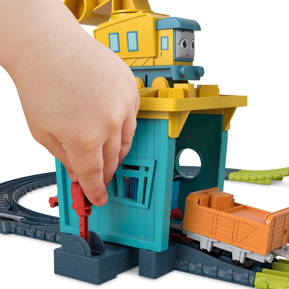 Thomas & Friends Motorized Fix em Up Friends โทมัส แทร็คมาสเตอร์รางรถไฟชุดคาร์ลี่และแซนดี้พร้อมหัวรถไฟโทมัสใช้ถ่าน HDY58 — صورة 7