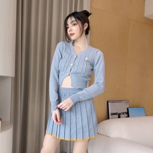 Amy set ชุดเซ็ตผู้หญิง ผ้าไหมพรม เสื้อแขนยาวปักที่อก กระดุมปั๊มลาย+กระโปรงพลีท เอวสม๊อค สาวอวบใส่ได้ - SET01