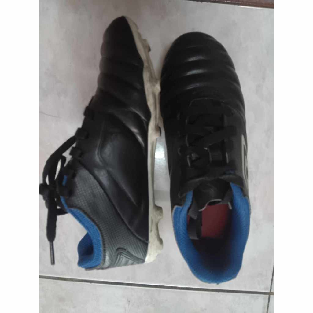 รองเท้าเตะบอล สำหรับเด็ก 5-6 ขวบ รองเท้าสตั๊ด UMBRO Size EU 32 มือสอง