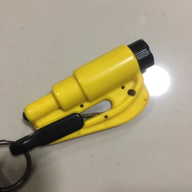 Resqme Car Escape Tool made in usa. สีเหลือง มือสอง ของแท้ 3-in-1 ชุดเครื่องมือฉุกเฉิน พวงกุญแจตัดเข