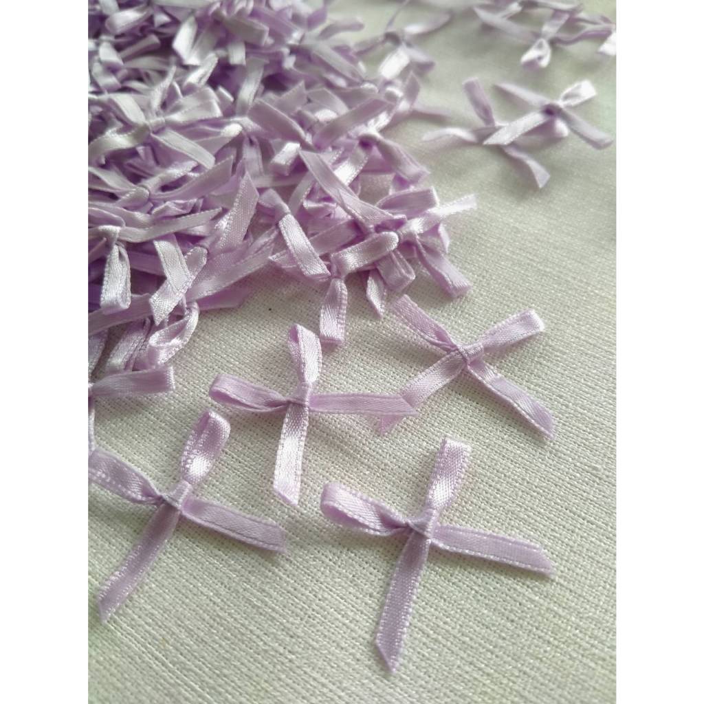 โบว์จิ๋ว สีม่วง พาสเทล เนื้อซาติน ( ขนาดริบบิ้น 4 มิล ) 1 ชุดมี 25 ชิ้น ราคา 19 บาท