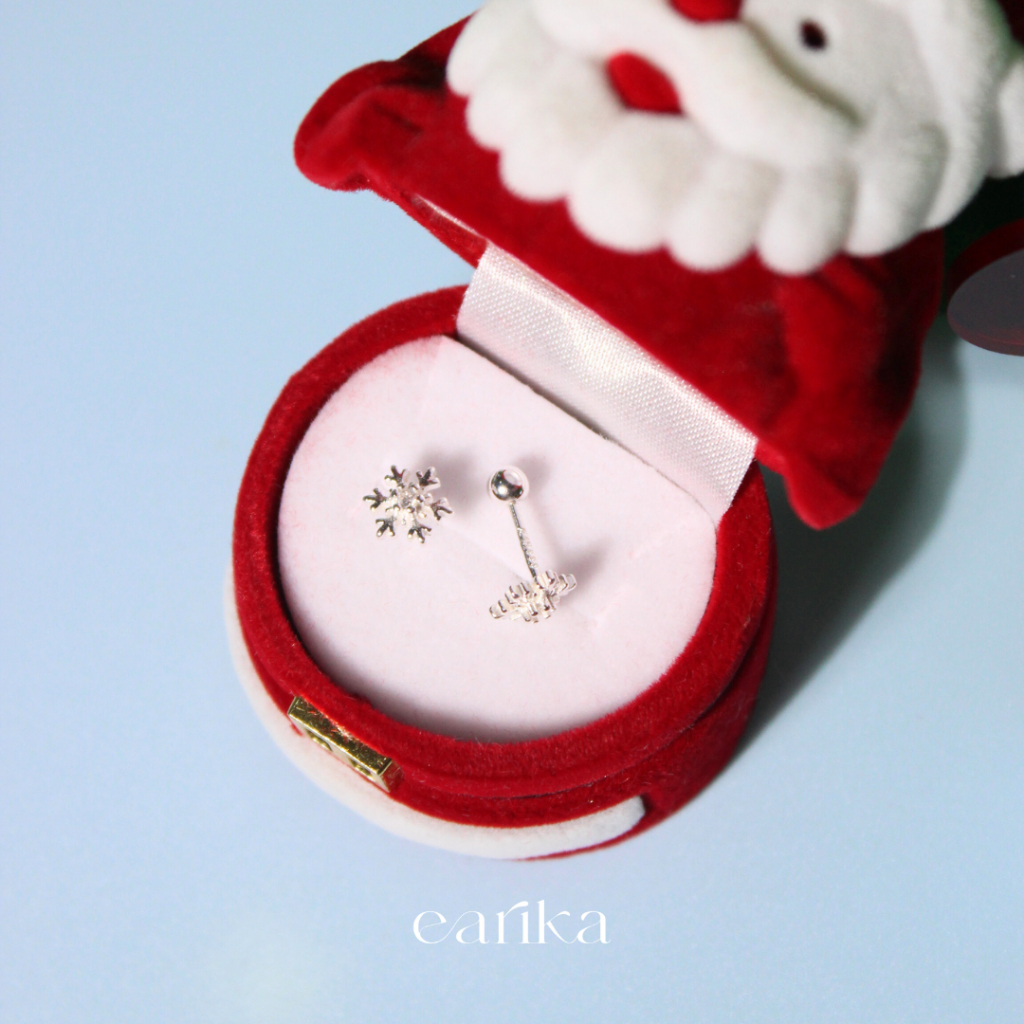 earika.earrings - crystal snowflake piercing จิวเม็ดกลมรูปเกล็ดหิมะเงินแท้ เหมาะสำหรับคนแพ้ง่าย
