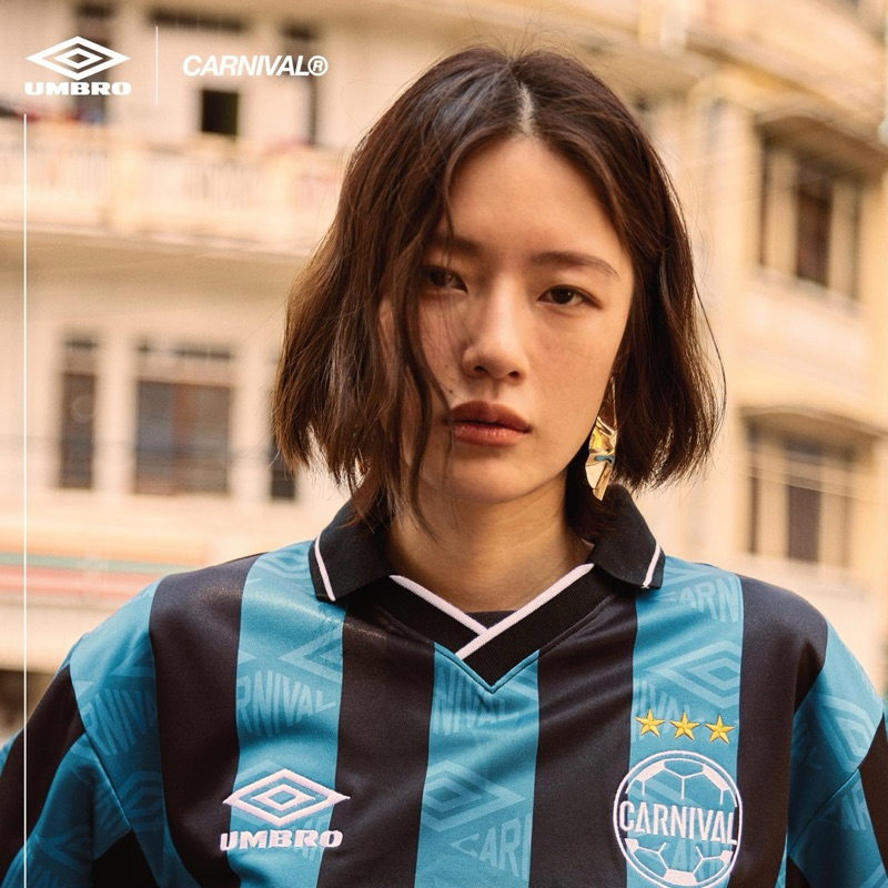 UMBRO x CARNIVAL® Collection UMBRO M JERSEY CARNIVAL STRIPED SIZE S COLOR: BLACK/BLUE