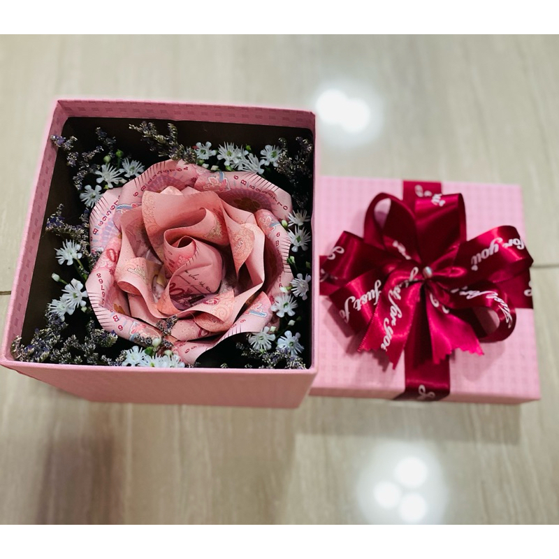 กล่องของขวัญดอกไม้ โทนสีแดง