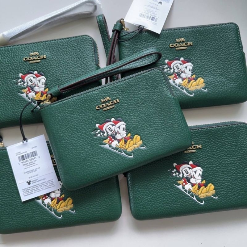 กระเป๋าคล้องมือ💐💚 New Coach Disney X Coach Corner Zip Wristlet 📌📌รอเช็คสต๊อกให้ก่อนค่ะ