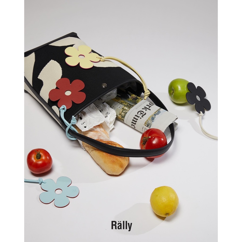 Rally Flower Leather Tag V.2 ที่ห้อยกระเป๋าลายดอกไม้ (ใช้โค้ดลดสินค้าแฟชั่น30% เหลือ 525฿