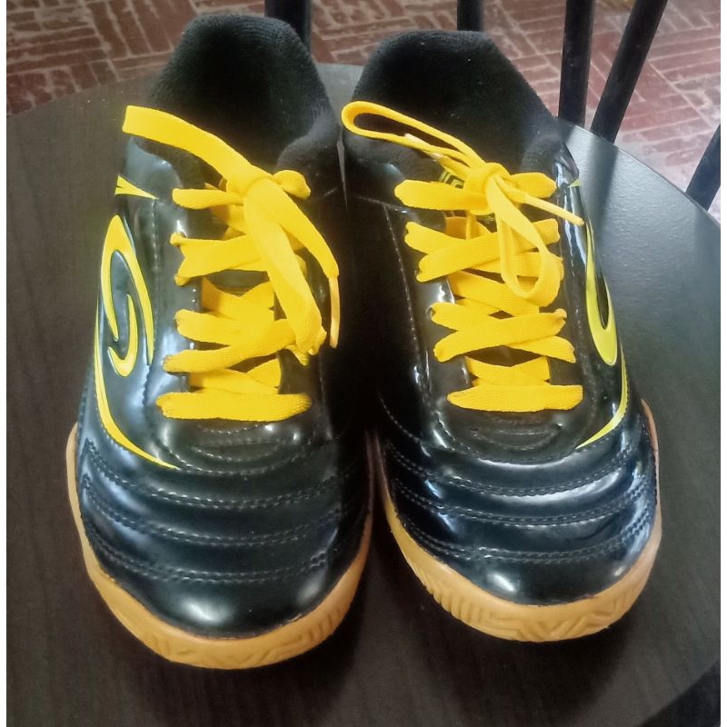 รองเท้าผ้าใบฟุตซอล Giga Futsal หนังแก้วทั้งคู่ (มือสอง)