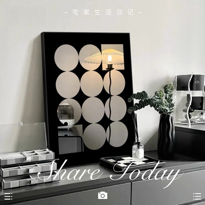 กระจกวางพิงผนังพร้อมตกแต่งแนว wallpaper โทนดำในตัว
