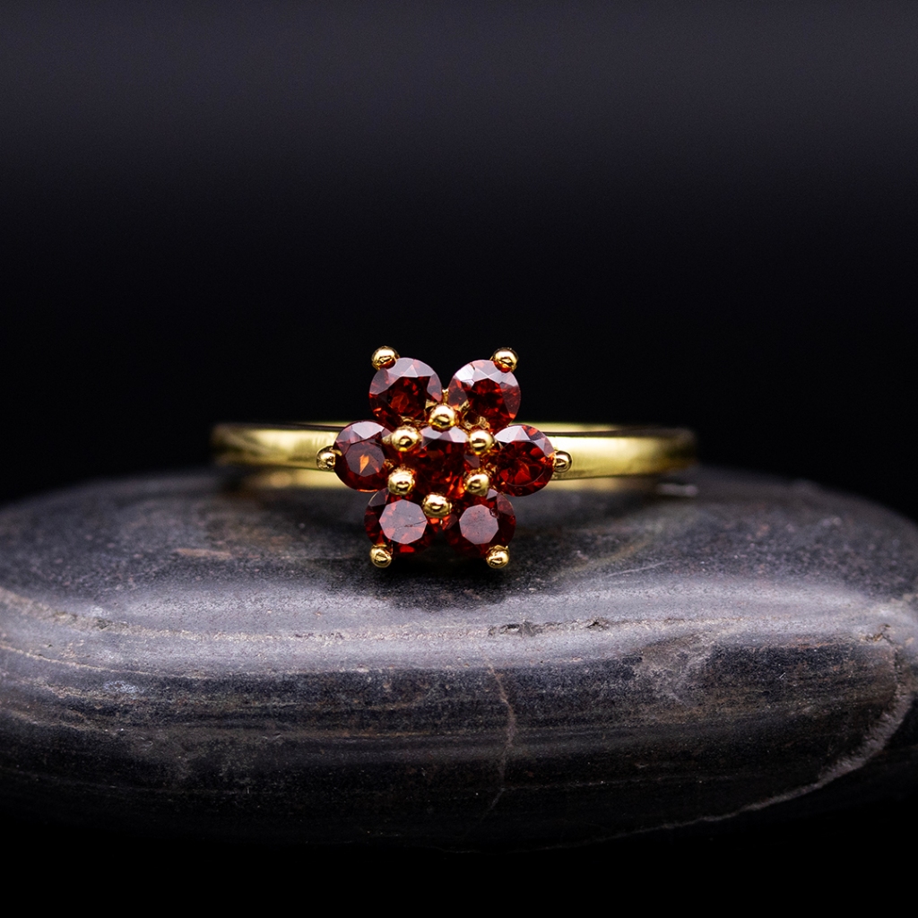 แหวนพลอยโกเมน( Garnet) สีแดง ตัวเรือนเงินแท้ 92.5 % ชุบทอง ไซด์นิ้ว 55 หรือเบอร์ 7.5 US สินค้ามีใบรับประกัน
