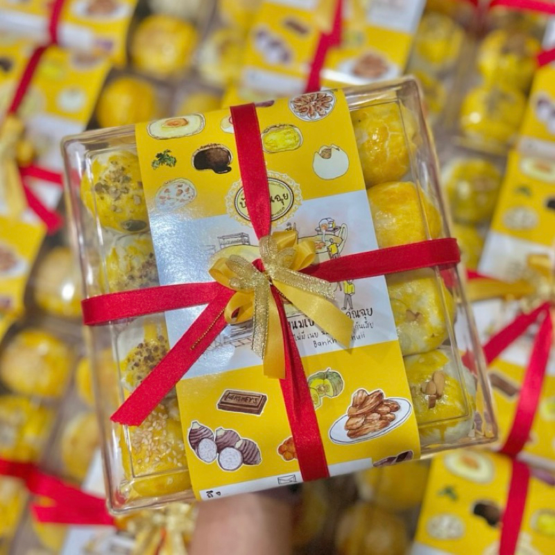 🎁 Bankhunchuii | บ้านคุณฉุย เซตของขวัญ ขนมเปี๊ยะแป้งปกติ 16 ชิ้น พร้อมผูกโบว์