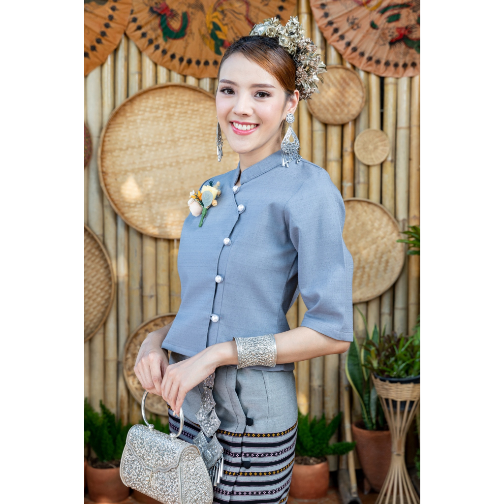 เสื้อผ้าฝ้ายพื้นเมือง รุ่น ใยฝ้ายเทาเเละผ้าถุงทอมือยกดอกเทาDD143