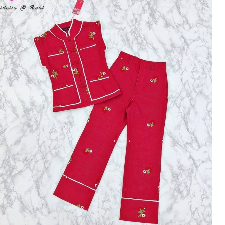 Gong xi Set งานป้ายแฟชั่น ชุดเซ็ตสีแดง เสื้อกั๊กกระเป๋าหน้า 4 ใบ ติดกระดุมหน้า ลายดอกไม้ คอจีน + กางเกงขายาวซิปหน้า