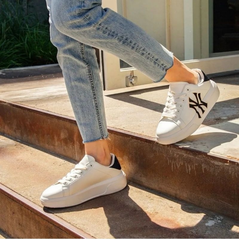 แท้ 💯 MLB Chunky Classic heel Monogram NY รองเท้าผ้าใบ รองเท้าเสริมส้น สีขาว/สีครีม โลโก้ NY สีดำ สี