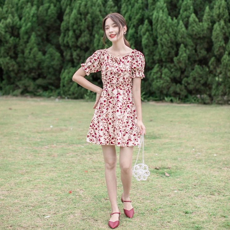 เดรสสีครีม ลายดอกแดง คอวี แขนตุ๊กตา ทรงเอ เหนือเข่า สไตล์เกาหลี