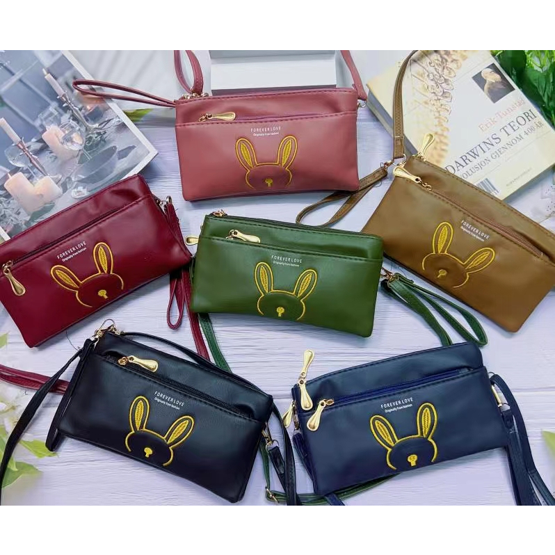T8953#กระเป๋าสะพายสินค้าพร้อมส่ง ไม่ต้องรอนาน.สายสะพายข้างสามารถถอดได้ ปรับสายได.มีช่องซิป 4ช่อง.
